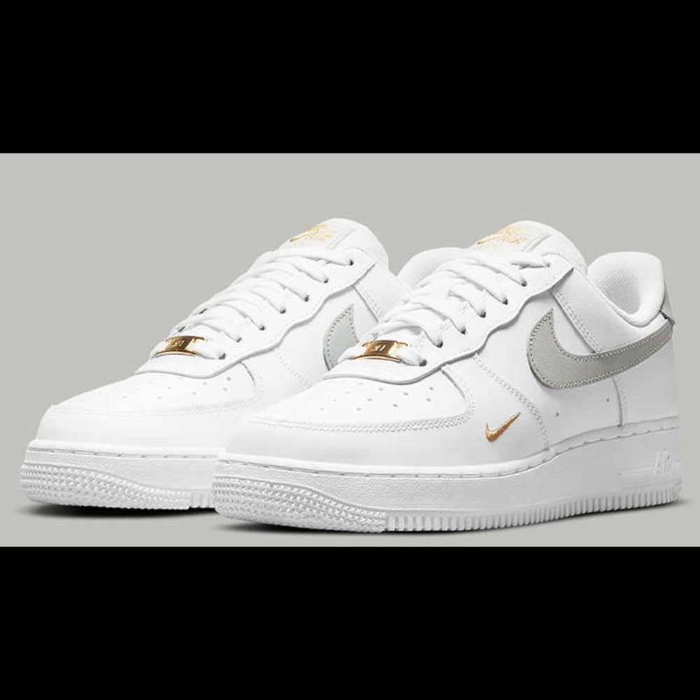 New Nike Women’s Air Force 1 Gold Accents Rare - Picture 6 of 7